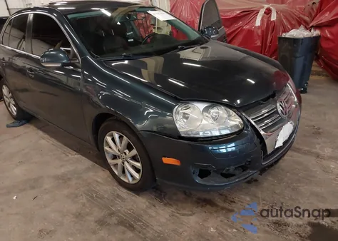 2010 Volkswagen Jetta Se z USA, uszkodzony, nr VIN 3VWRZ7AJ1AM044260